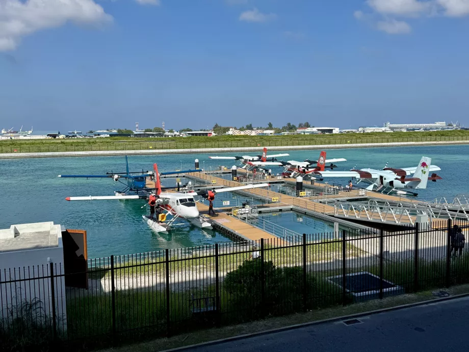 Trans Maldivian Airways vandflyvere set fra loungen