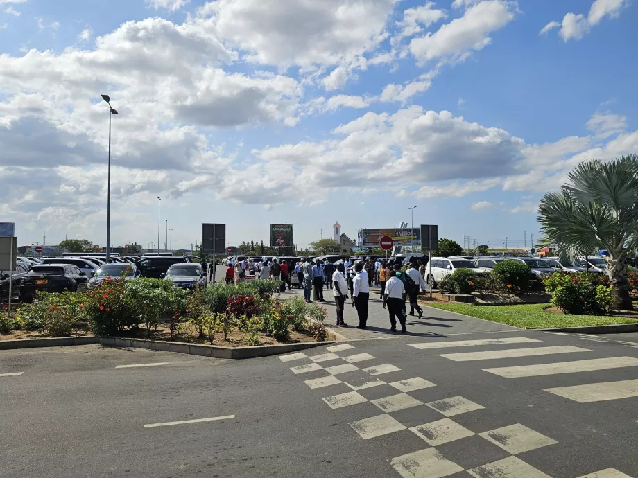Taxachauffører foran Terminal 3