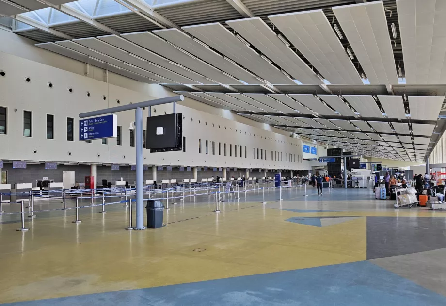 Terminal 3, check-in-skranker