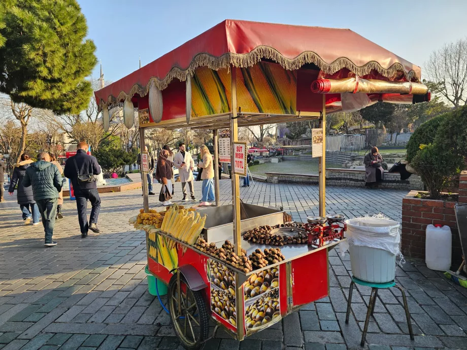 Stand med majs og kastanjer