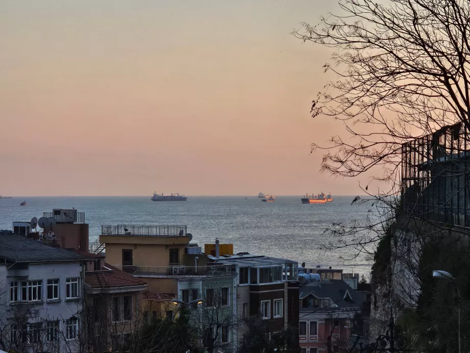 Udsigt fra gaderne under Den Blå Moské