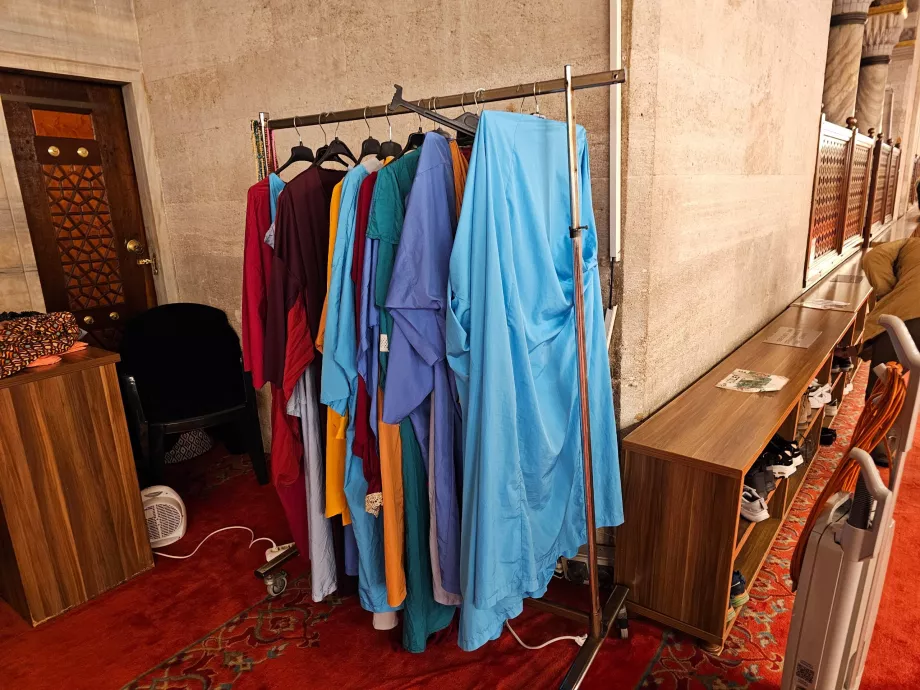 Suleiman-moskéen, udlejning af morgenkåbe