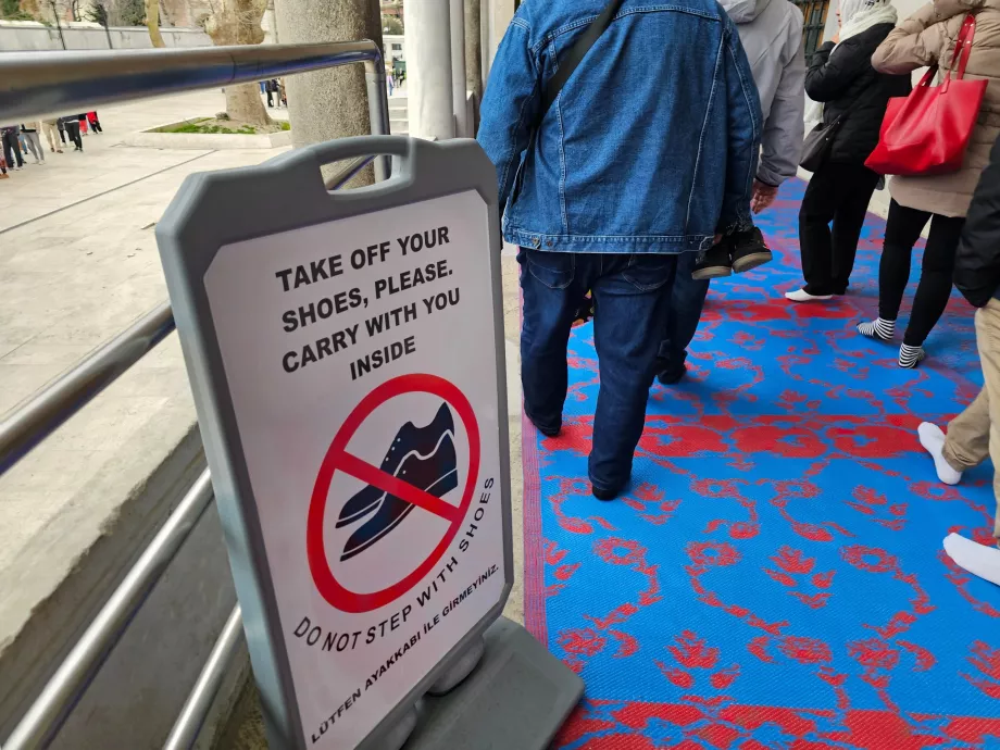 Den Blå Moské, information om at tage skoene af