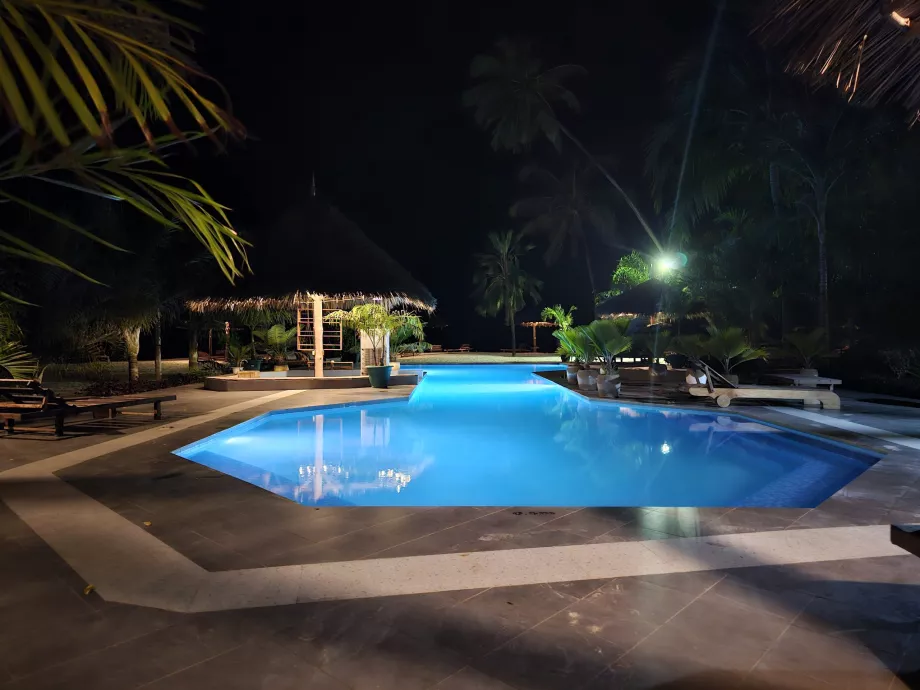 Swimmingpool om natten