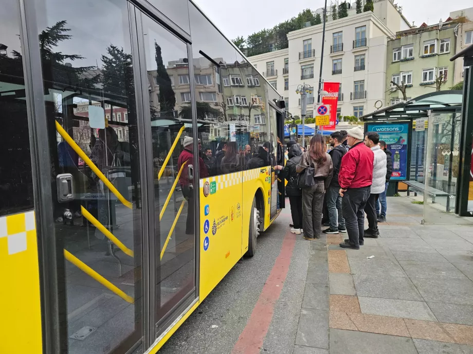 Kun ombordstigning i bussen gennem fordøren