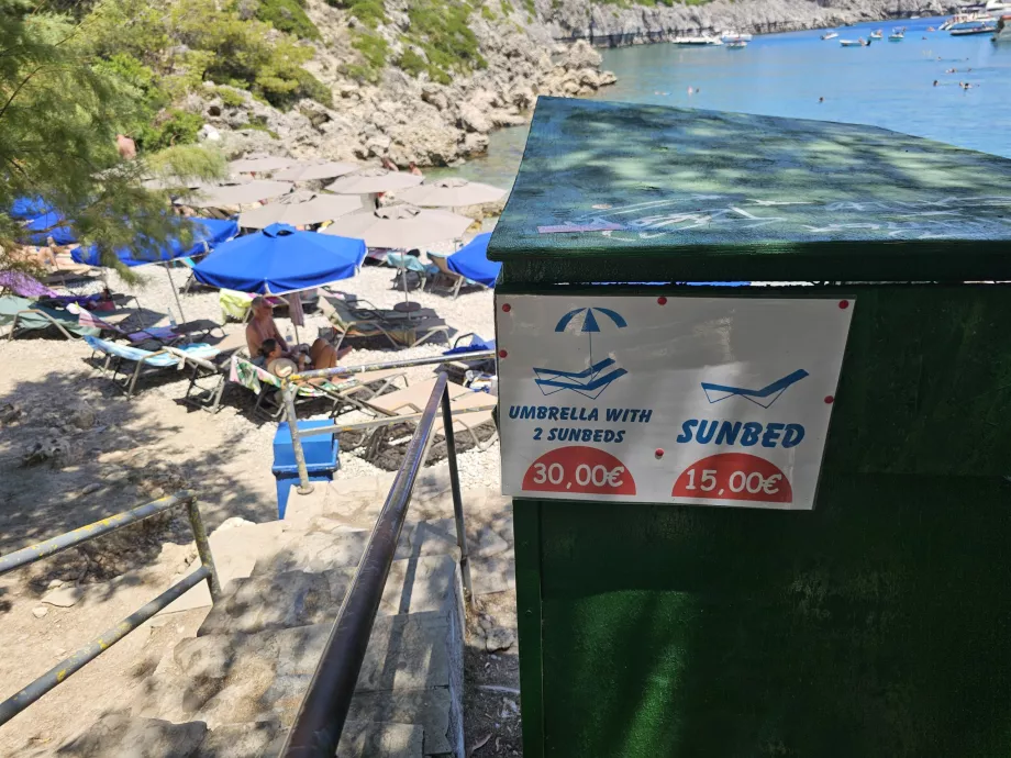 Priser på liggestole på Anthony Quinn-stranden