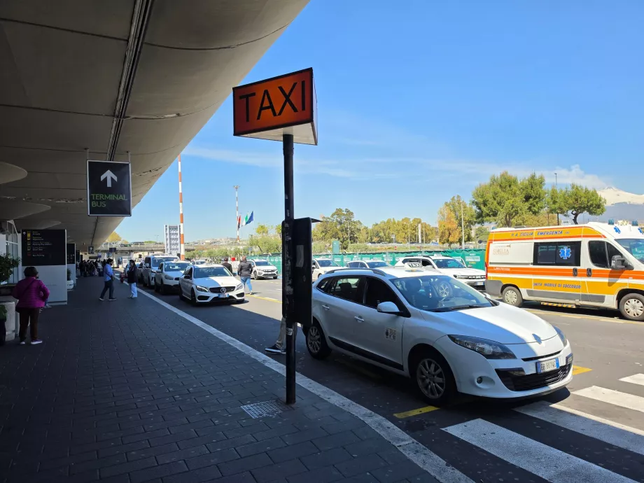 Taxaholdeplads foran terminalen