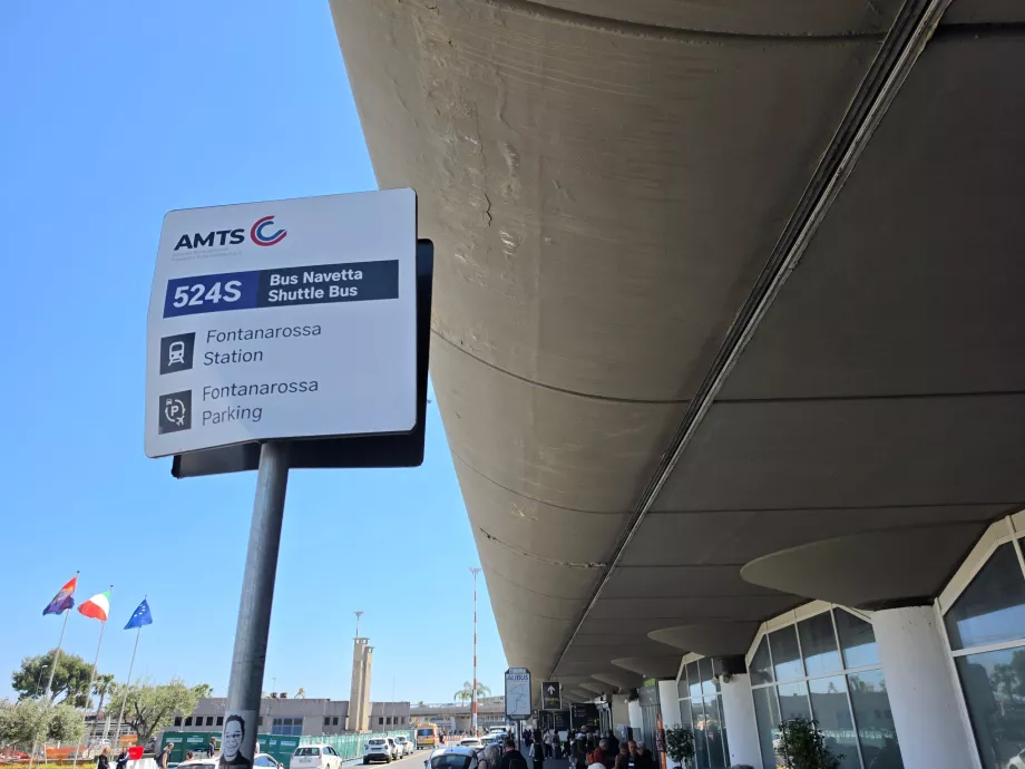 Shuttle-bussen stopper i retning af banegården