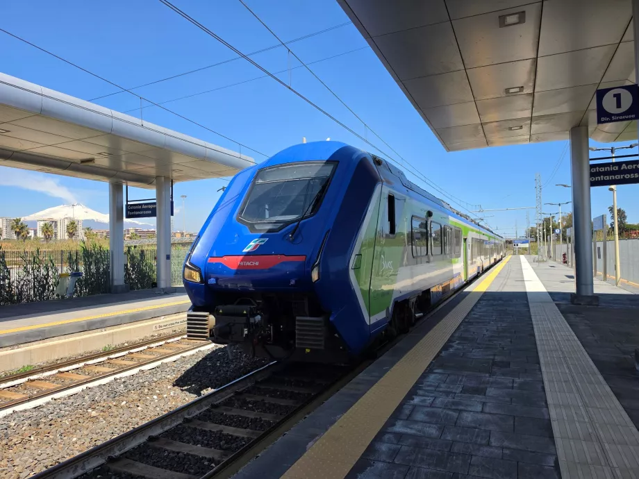 Trenitalia-tog på stationen nær lufthavnen