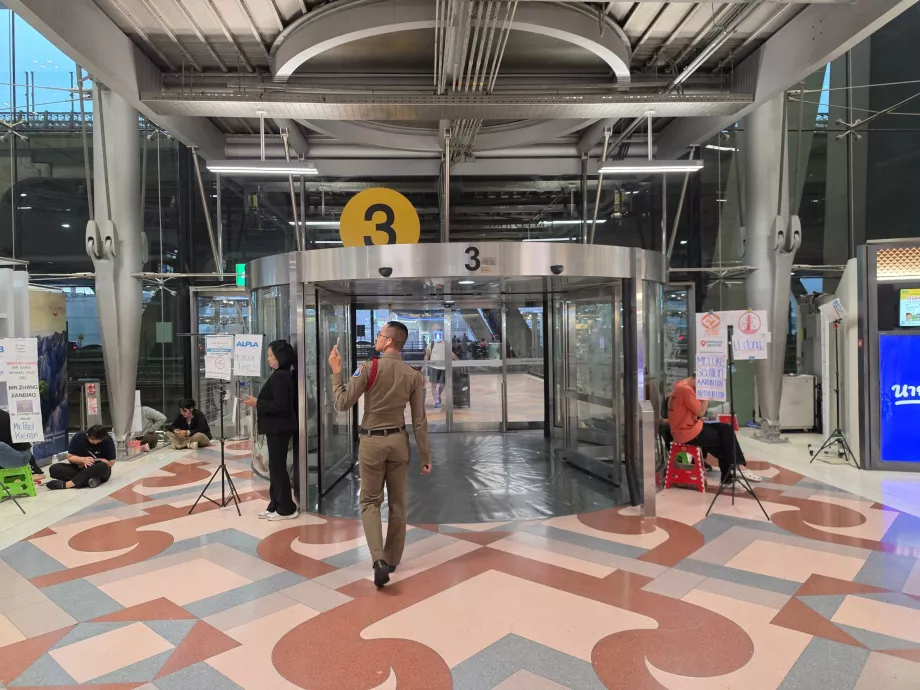 Afgang til shuttlebus ved BKK Lufthavn