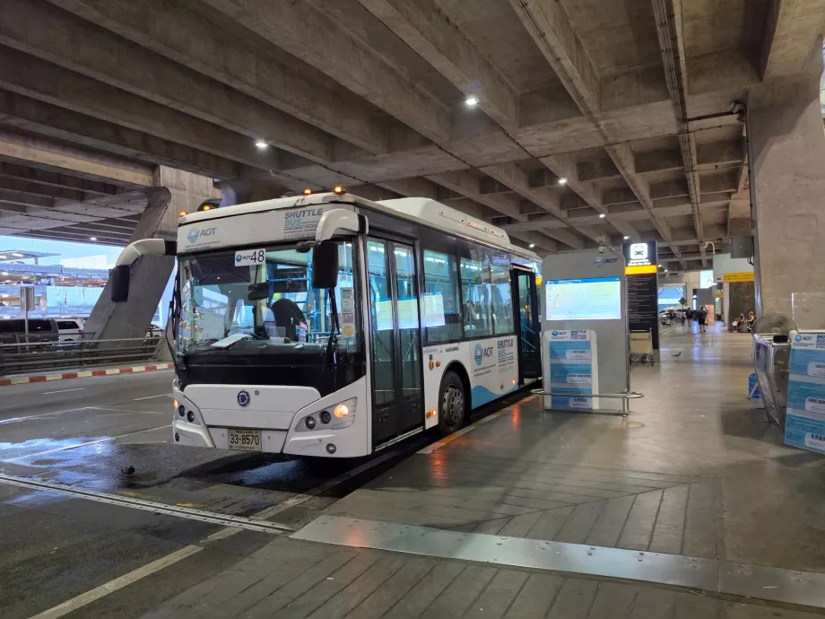 Shuttlebusstoppested ved BKK Lufthavn