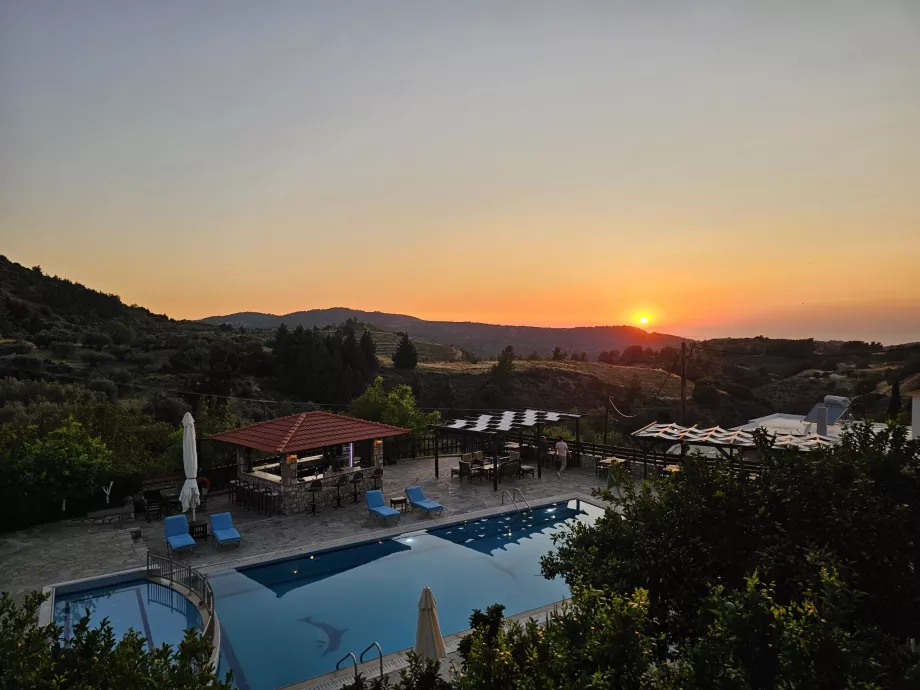 Solnedgang i landsbyen Empona