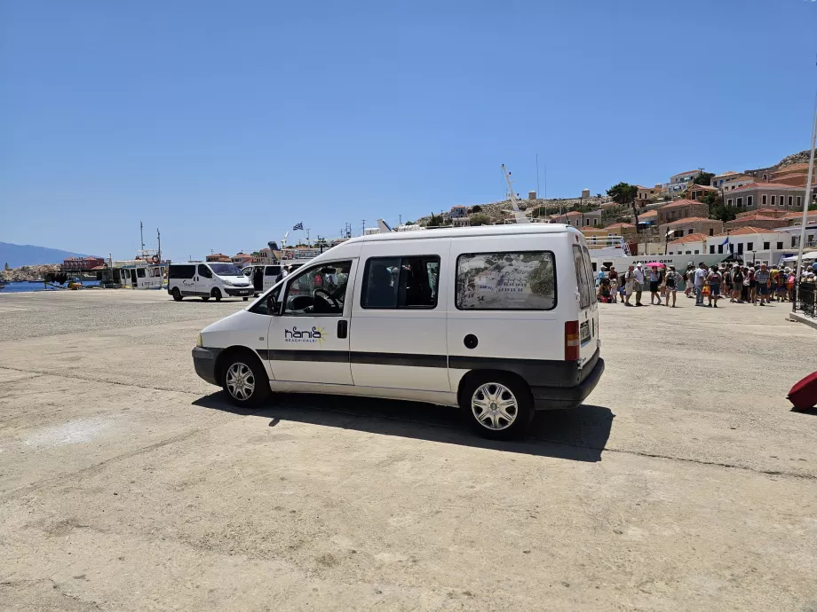 Minibus i retning af Kania Beach