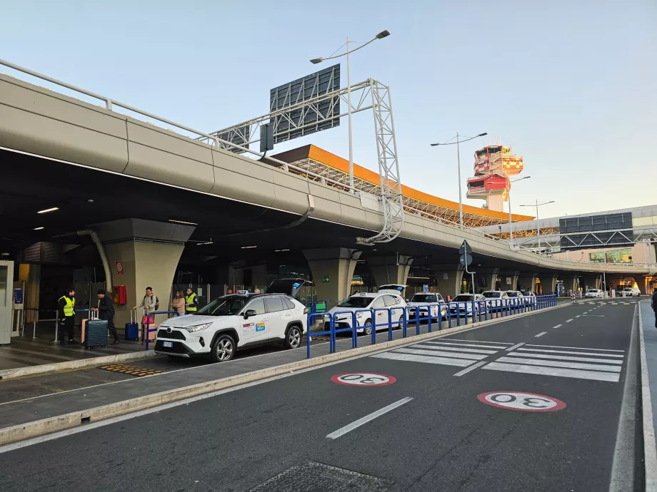 Taxaholdeplads lige foran terminalen
