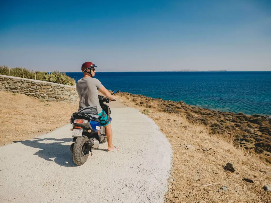 Tinos på en scooter