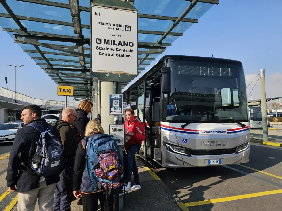 Bus i retning af Milano Centrale