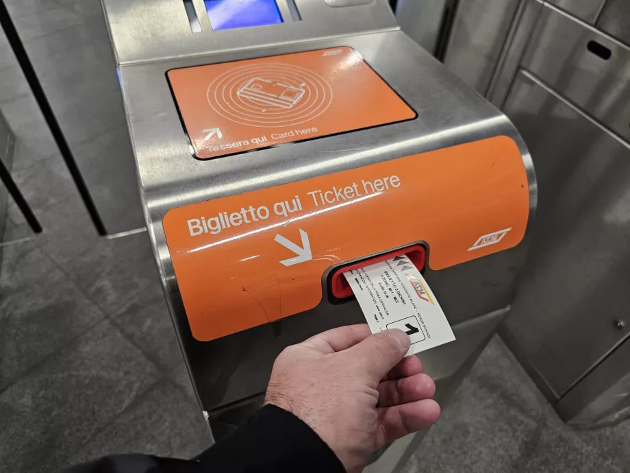 Indsættelse af en billet i drejekorset