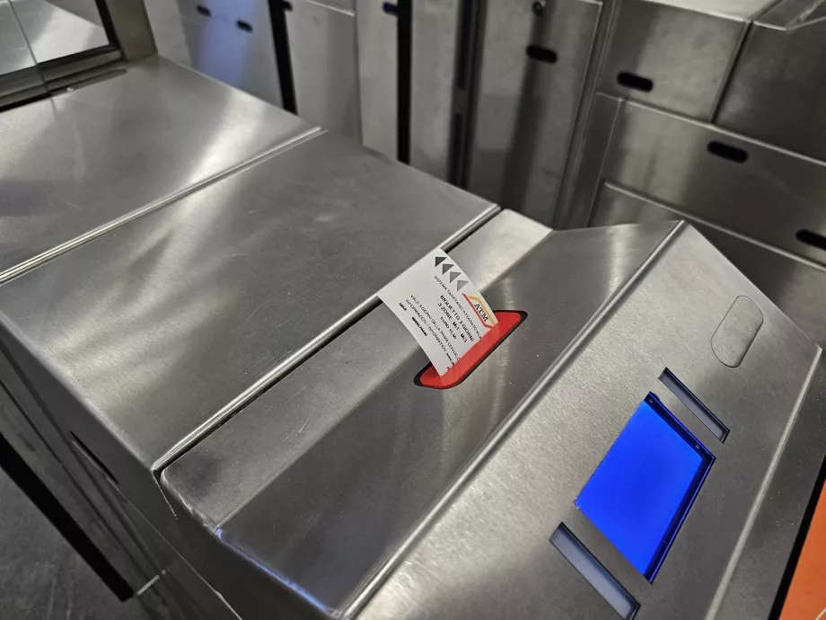 Billetten kommer ud af drejekorset fra en anden åbning