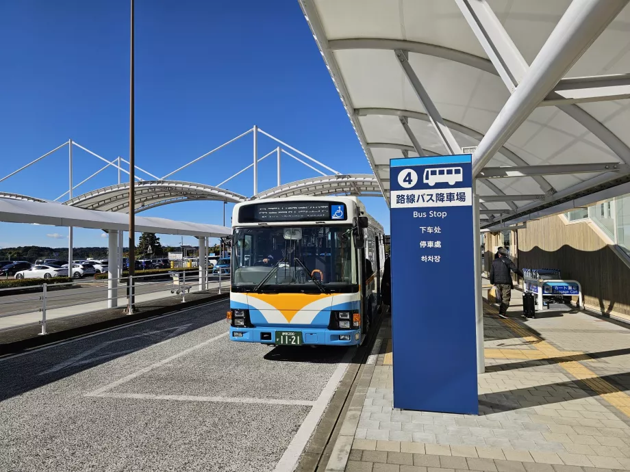 Busstoppested foran terminalen
