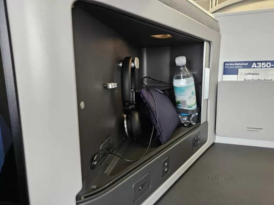 Hovedtelefoner, vand og toiletsæt