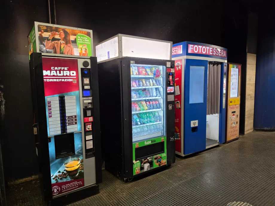 Snackmaskiner og fotos på metrostationer