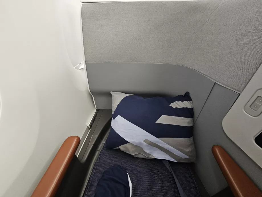 Pude på en sammenklappelig seng