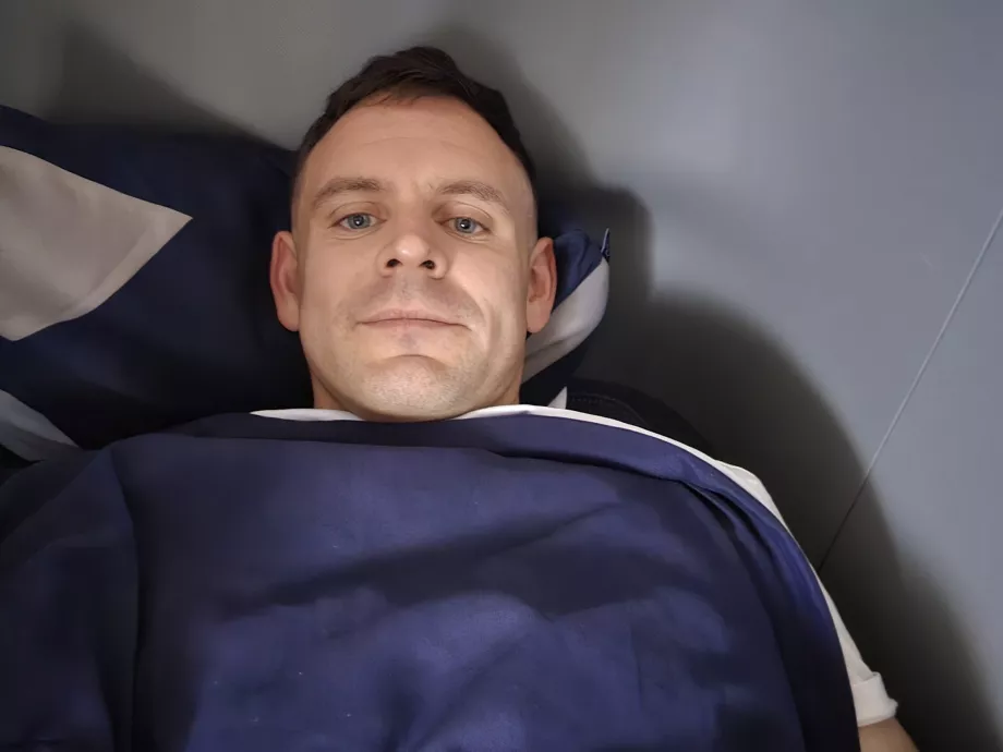 Christopher ligger i sengen