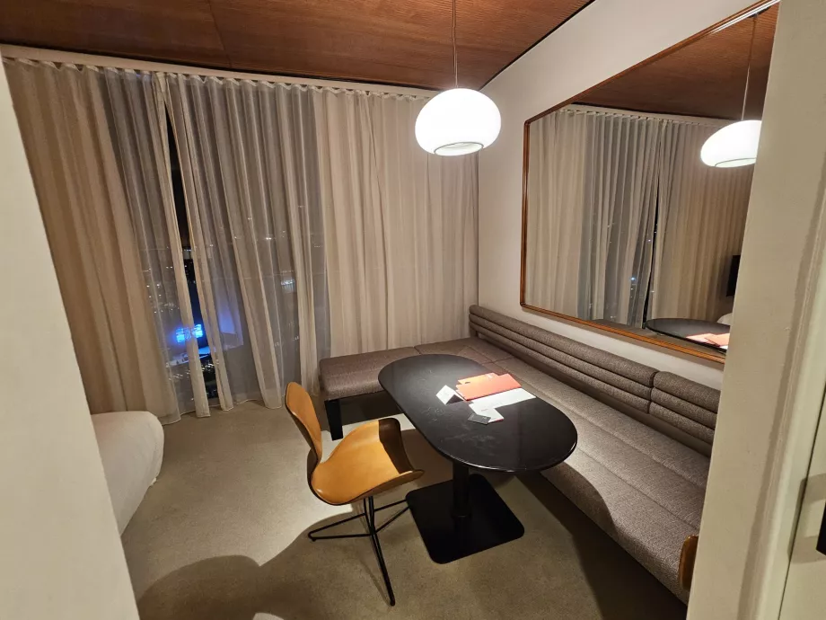 Værelse, bord og sofaer