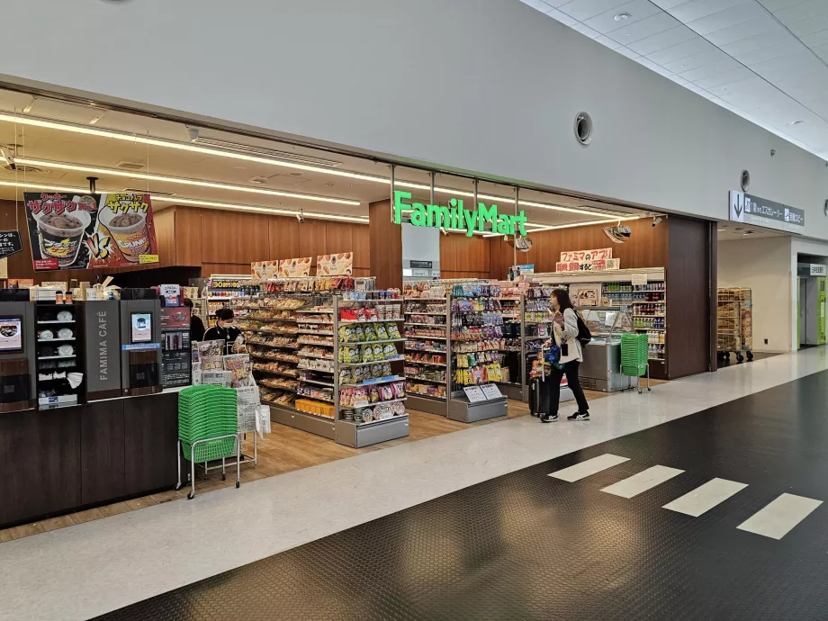 FamilyMart, Terminal 1, offentligt område