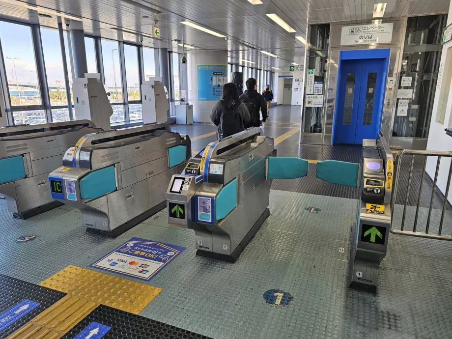 Drejekors ved indgangen til perronen