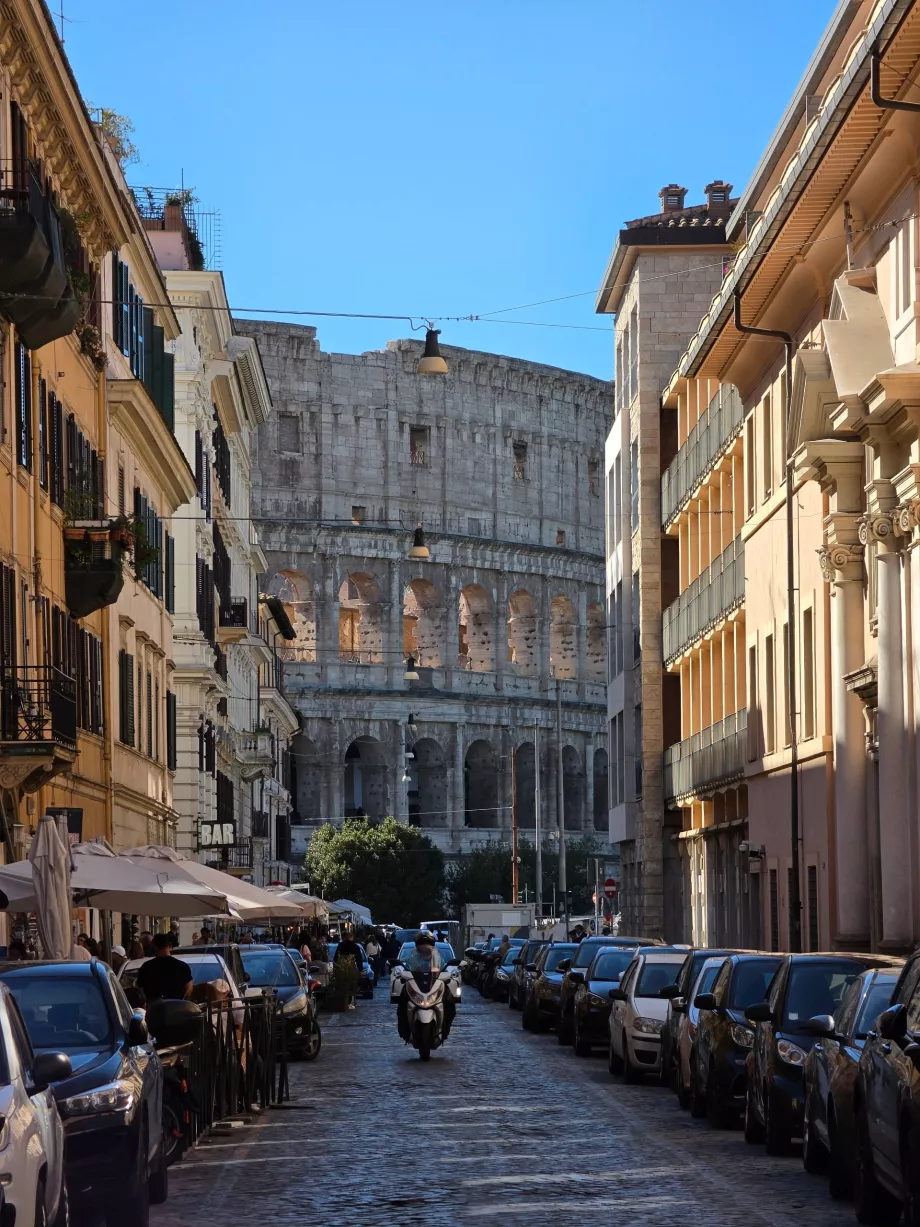 Udsigt over Colosseum fra en sidegade