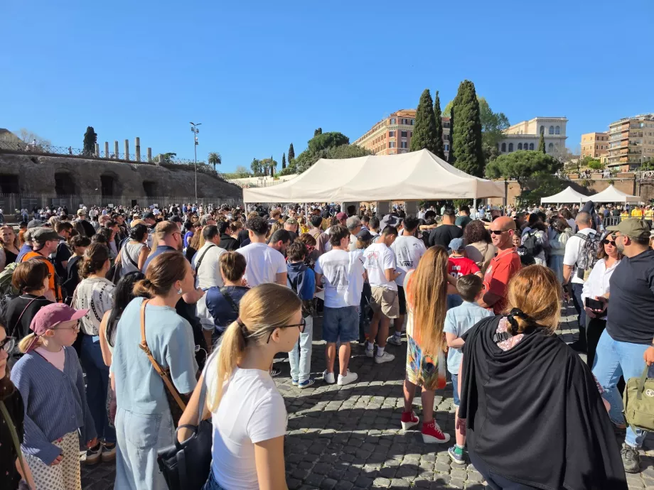 Menneskemængden venter på at komme ind i Colosseum