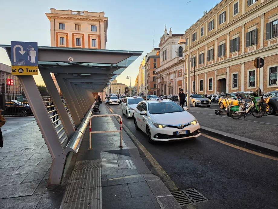 Taxaholdeplads foran Roma Termini station
