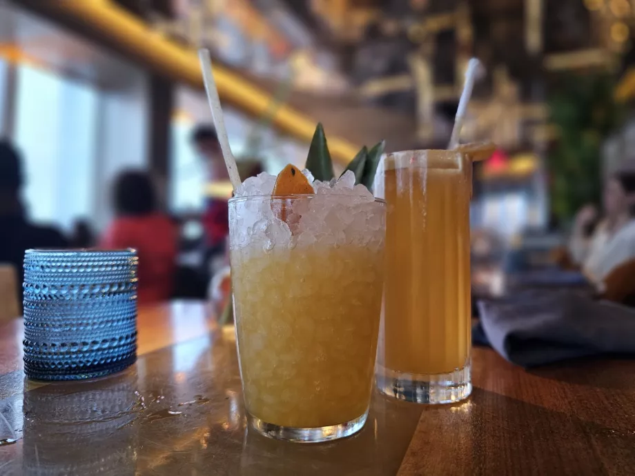 Flere cocktails på Peak Restaurant