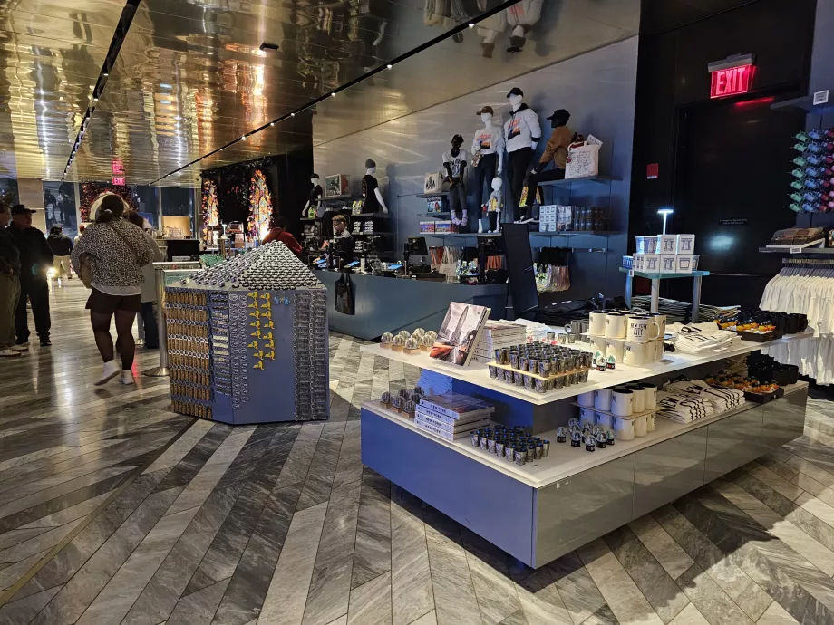 Gavebutikken ved udgangen af "The Edge"