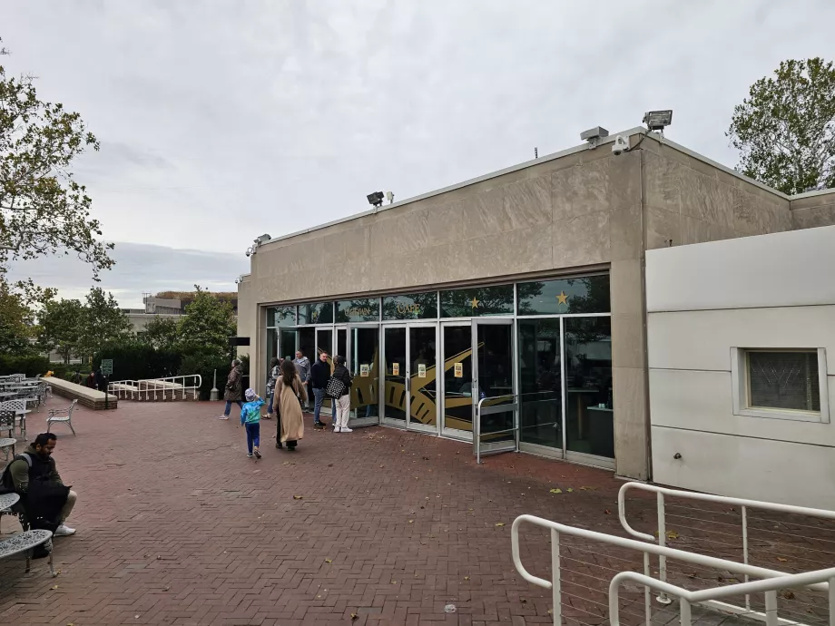 Caféer ved museet og molen