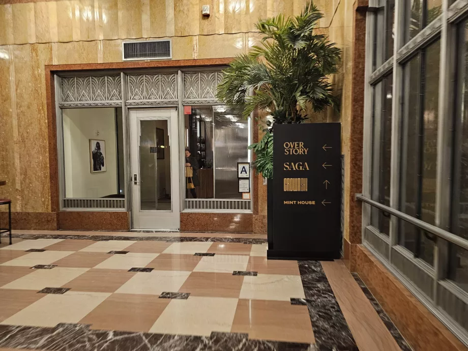 Indgang til Overstory Bar