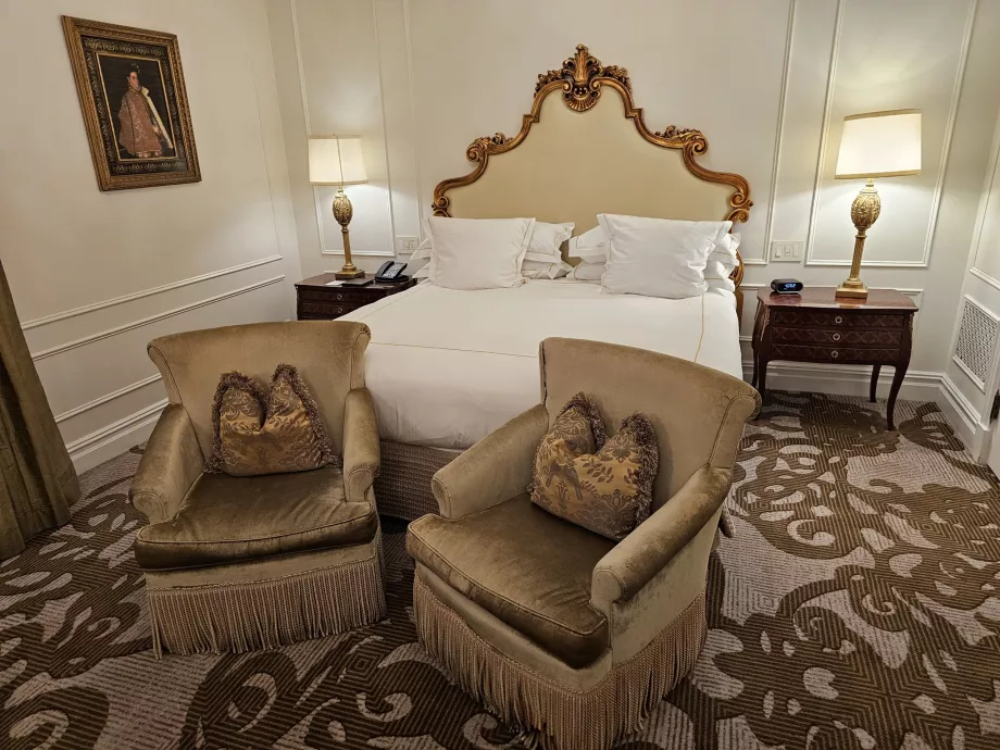 Værelse - seng og lænestole