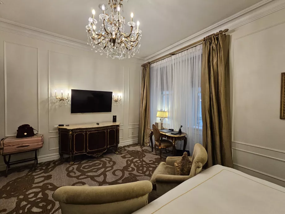 Værelse - TV og vindue