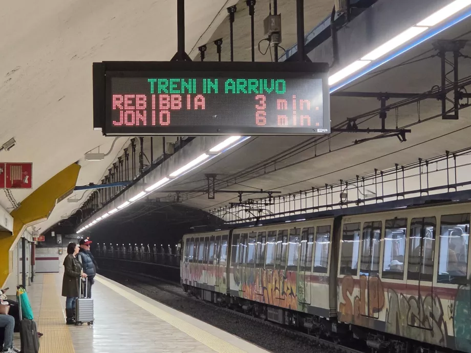 Informationstavler i metroen