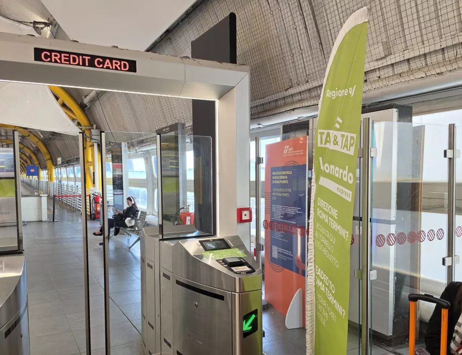 Kortbetaling ved indgangen til stationen