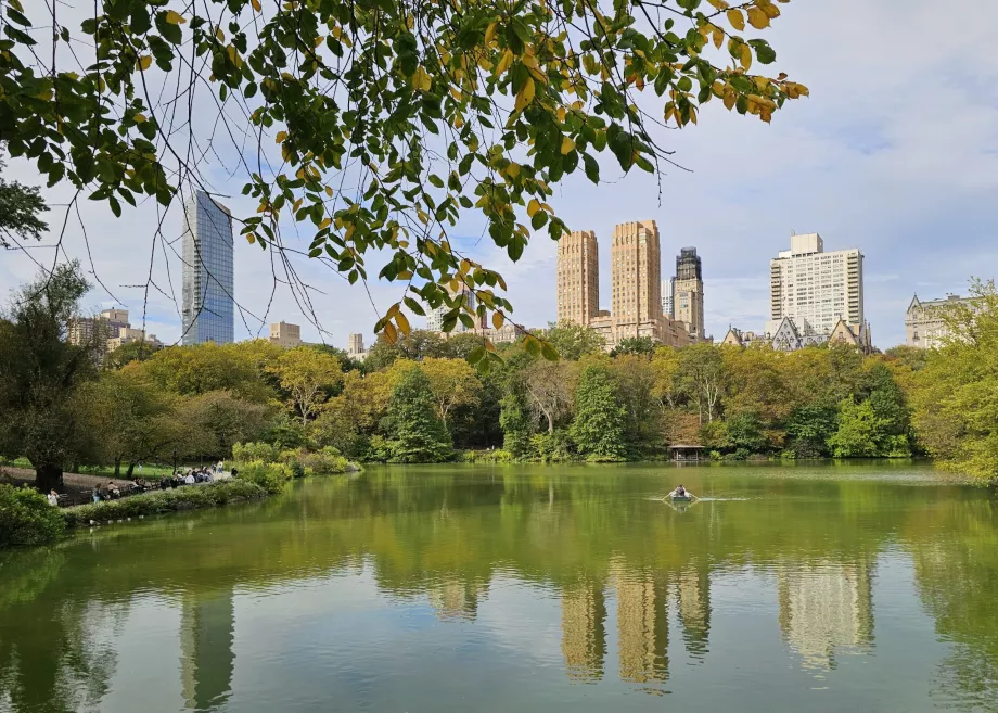 Søen og Uptowns skyline