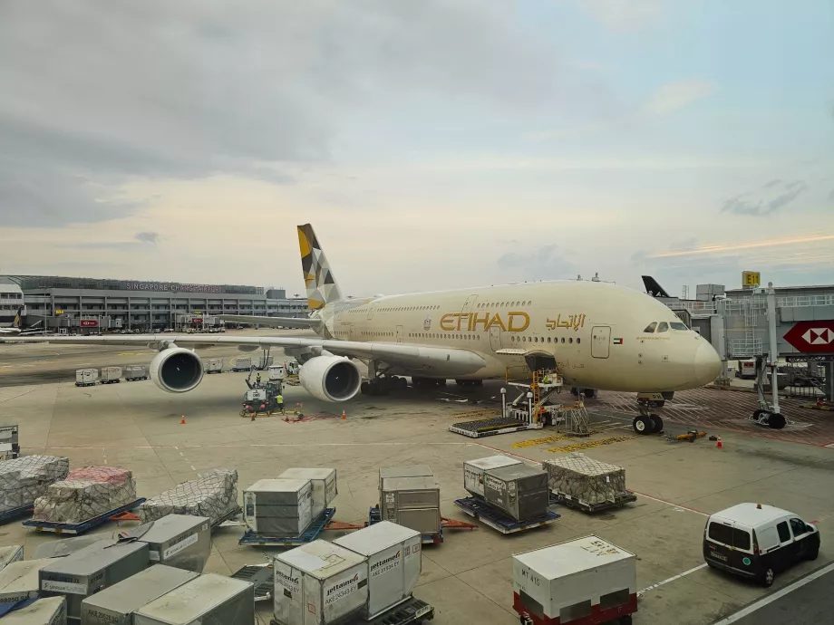 En Airbus A380 ved gaten i Singapore Lufthavn