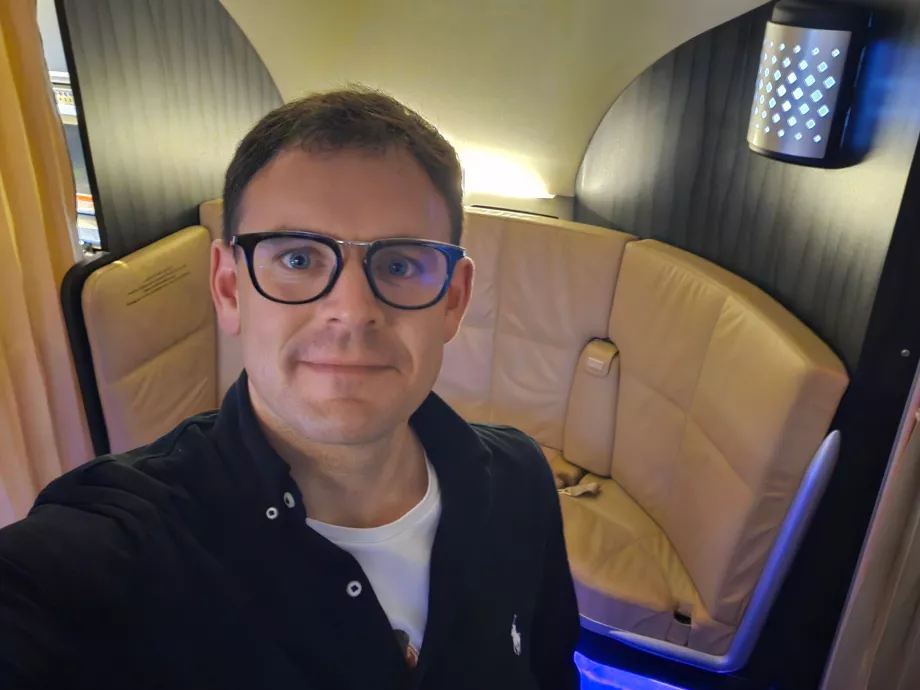 Mig i baren ombord på flyet
