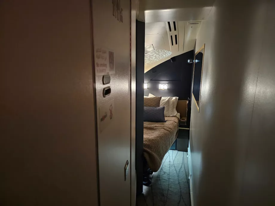 Udsigt fra sofaen ind i soveværelset