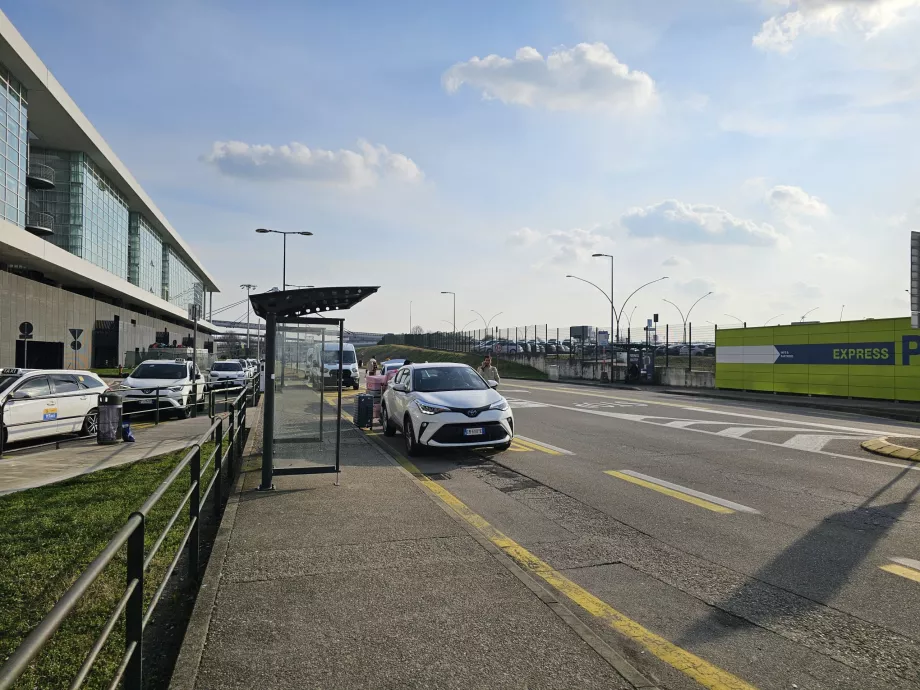 Uber-stander, Terminal 1