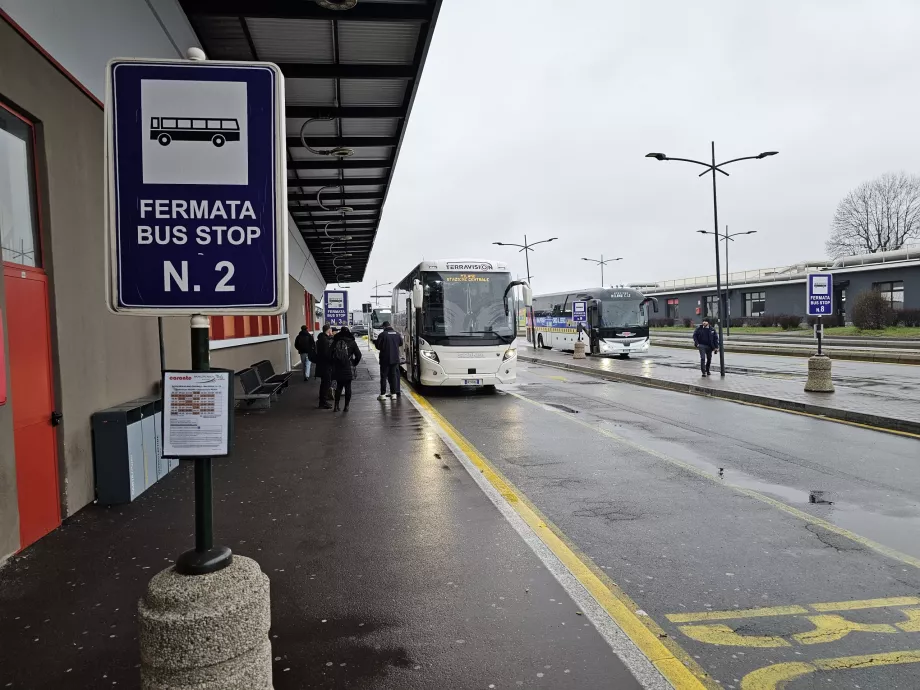 Busstoppesteder mod Milano foran Terminal 2