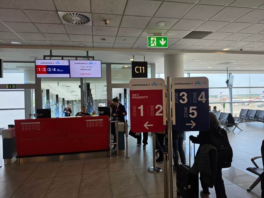 Ombordstigning på flyet sker strengt efter zoner