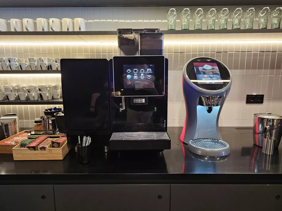 Kaffemaskine og læskedrikke fra post-mix