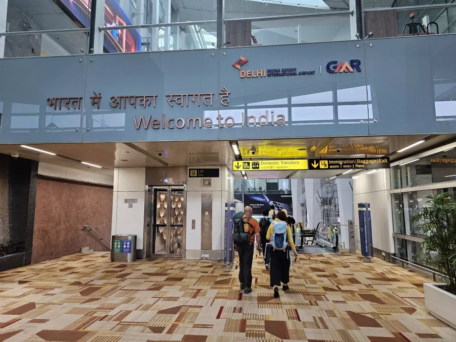 Udrejse og transfer fra internationale til indenrigsflyvninger